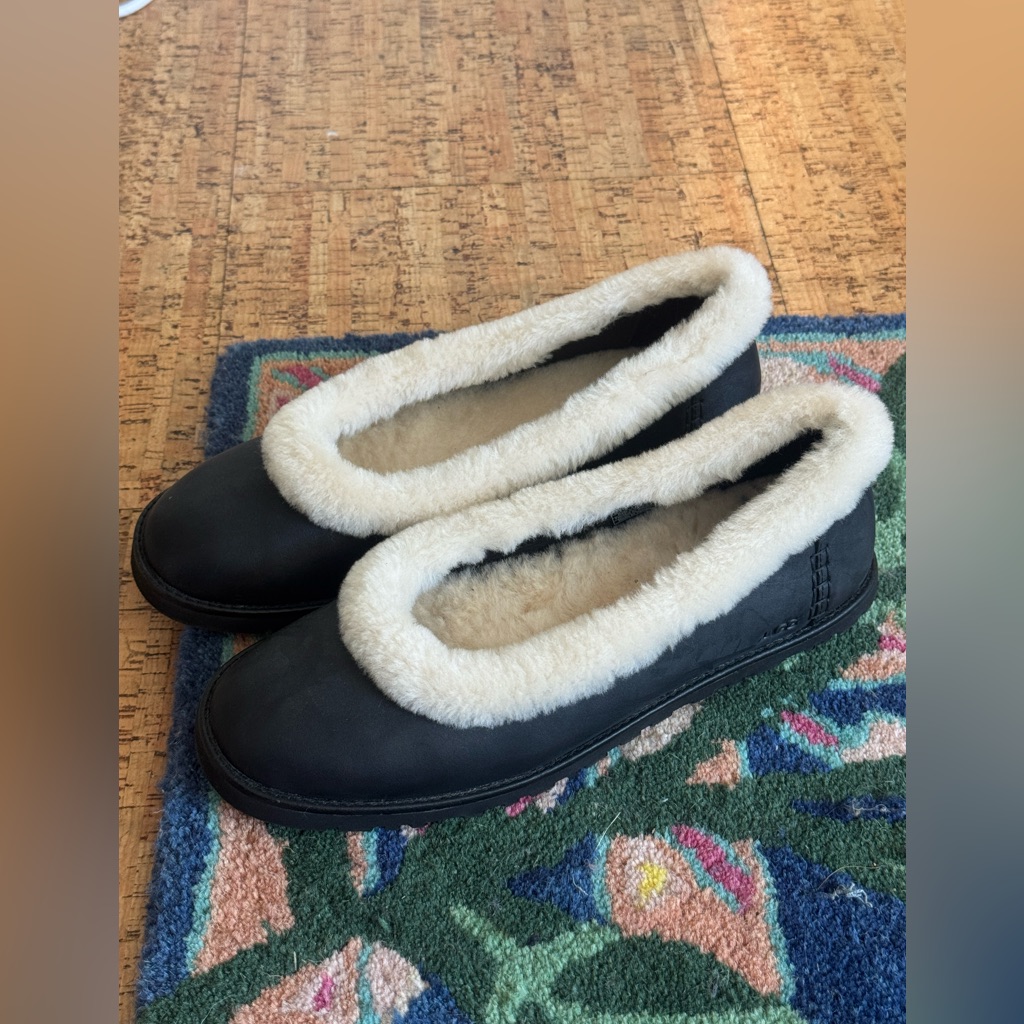 Ugg Black Leather Zora Flats